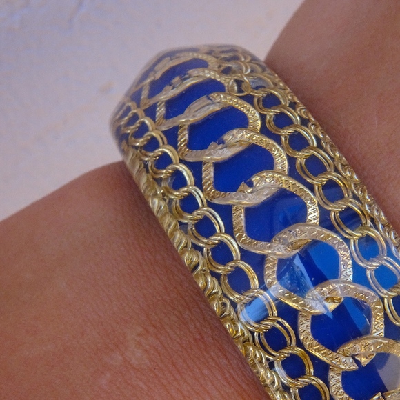 Vintage Retro 80s Lucite Big Blue Resin Bangle Gold Chain Statement Bracelet - Picture 8 of 8